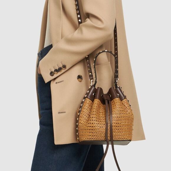 Valentino Garavani Rockstuf Raffia Effect Bucket Bag Tobacco / Cacao NWT - Picture 2 of 7
